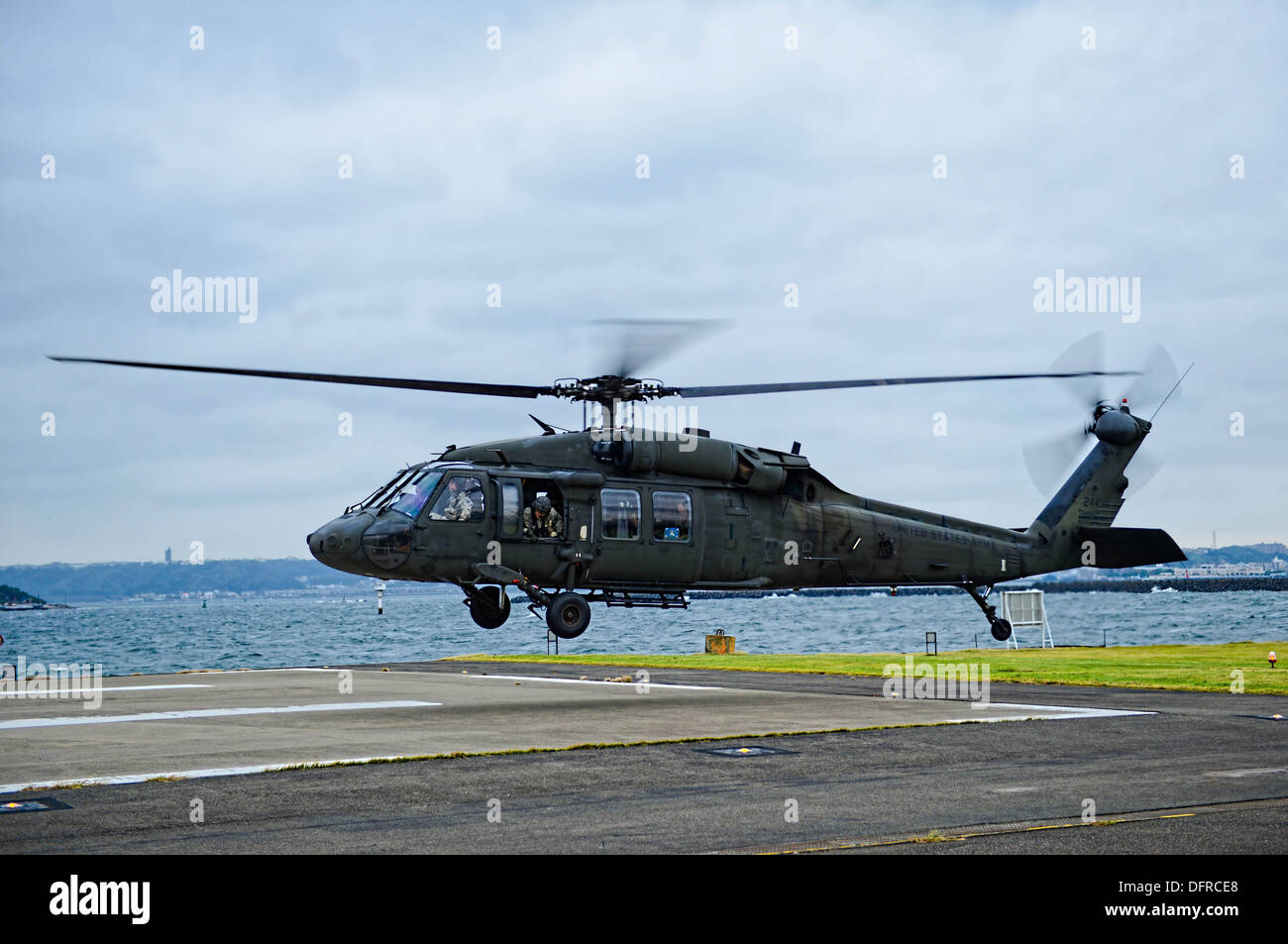 Un U.S. Esercito UH60 Black Hawk elicottero che trasporta il Segretario della Difesa (SECDEF) Chuck Hagel terre al comandante, le attività della flotta Foto Stock