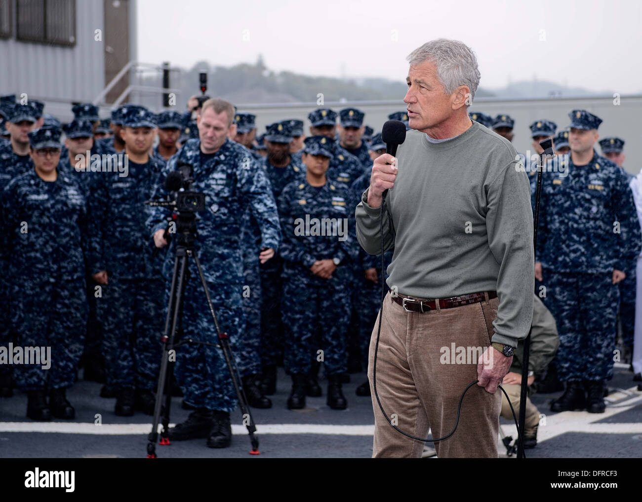 Il Segretario della Difesa (SECDEF) Chuck Hagel parla all'equipaggio delle visite-missile destroyer USS Stethem (DDG 63) durante la sua visita al comandante, le attività della flotta Yokosuka. Hagel è in visita a Yokosuka come parte di una vacanza di una settimana per la regione miranti a promuovere la Foto Stock