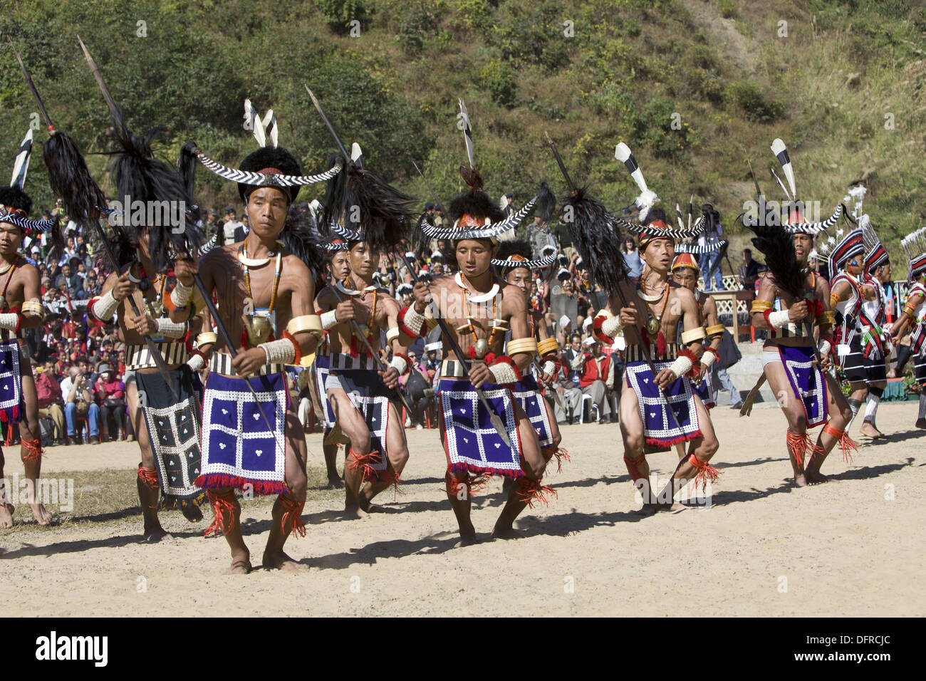 Naga tribali in esecuzione al festival di Hornbill, Kohima, Nagaland, India Foto Stock