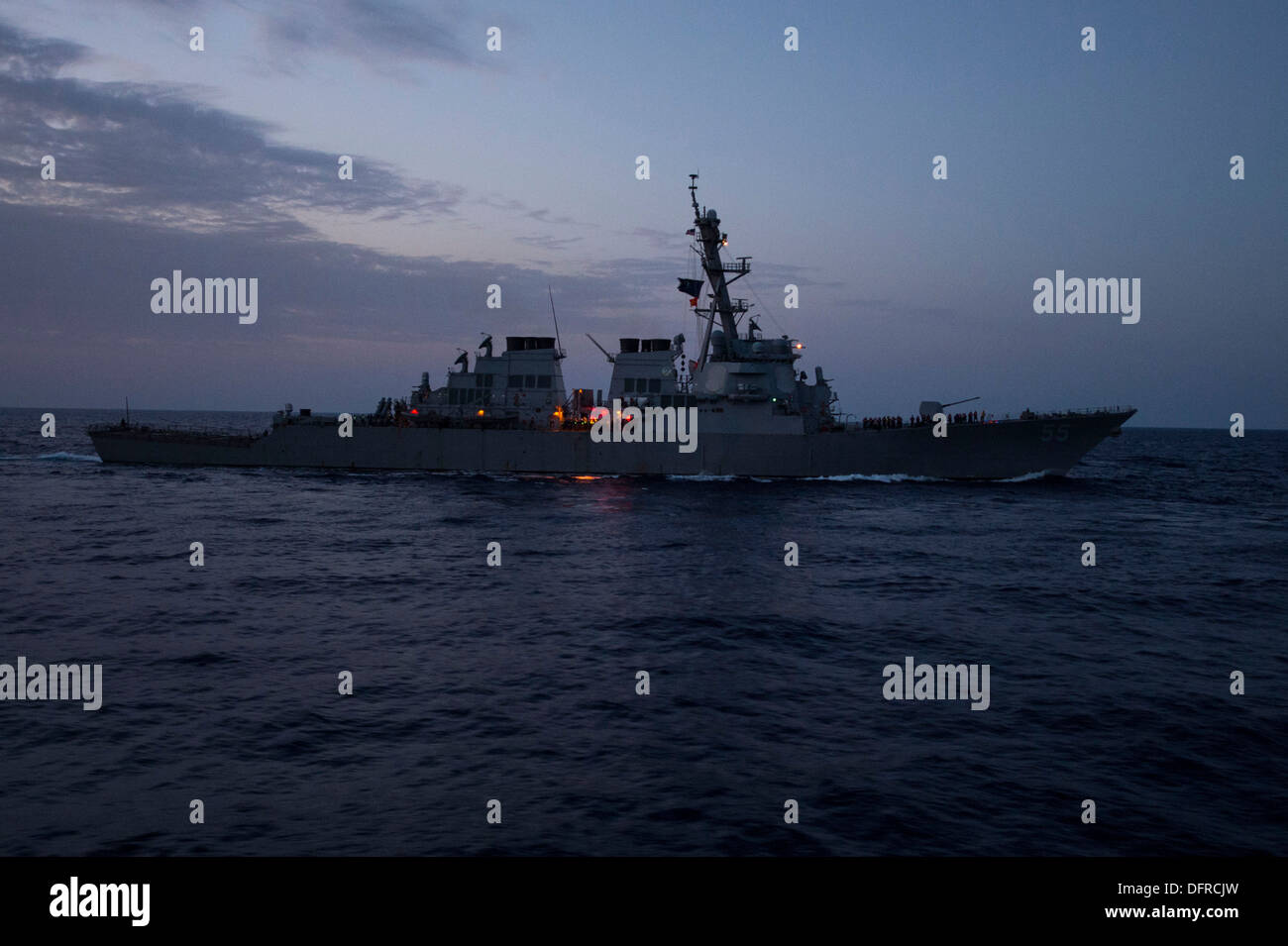 Il guidato-missile destroyer USS Stout (DDG 55), home-ported a Norfolk, Virginia, è su una distribuzione programmata marittimo di supporto Foto Stock