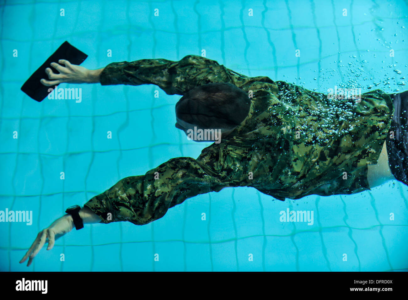 Navy Hospital Corpsman 1a classe Alberto Sevillaparra nuota sott'acqua durante un relè nuotare gara. I concorrenti nuotarono per un giro di th Foto Stock