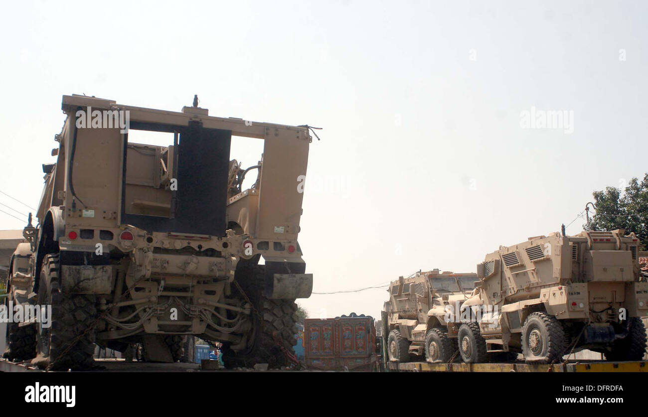 Agguato Mine-Resistant protetto (MRAP) veicoli blindati della US-hanno portato le forze della Nato area vista caricato su rimorchi al di fuori del porto di Karachi dopo che essi sono stati portati da Afghanistan, a Karachi il Martedì, Ottobre 08, 2013. Il porto della città ha testimoni un aumento delle spedizioni di forniture militari prima del previsto ritiro delle forze USA in Afghanistan il prossimo anno. Foto Stock