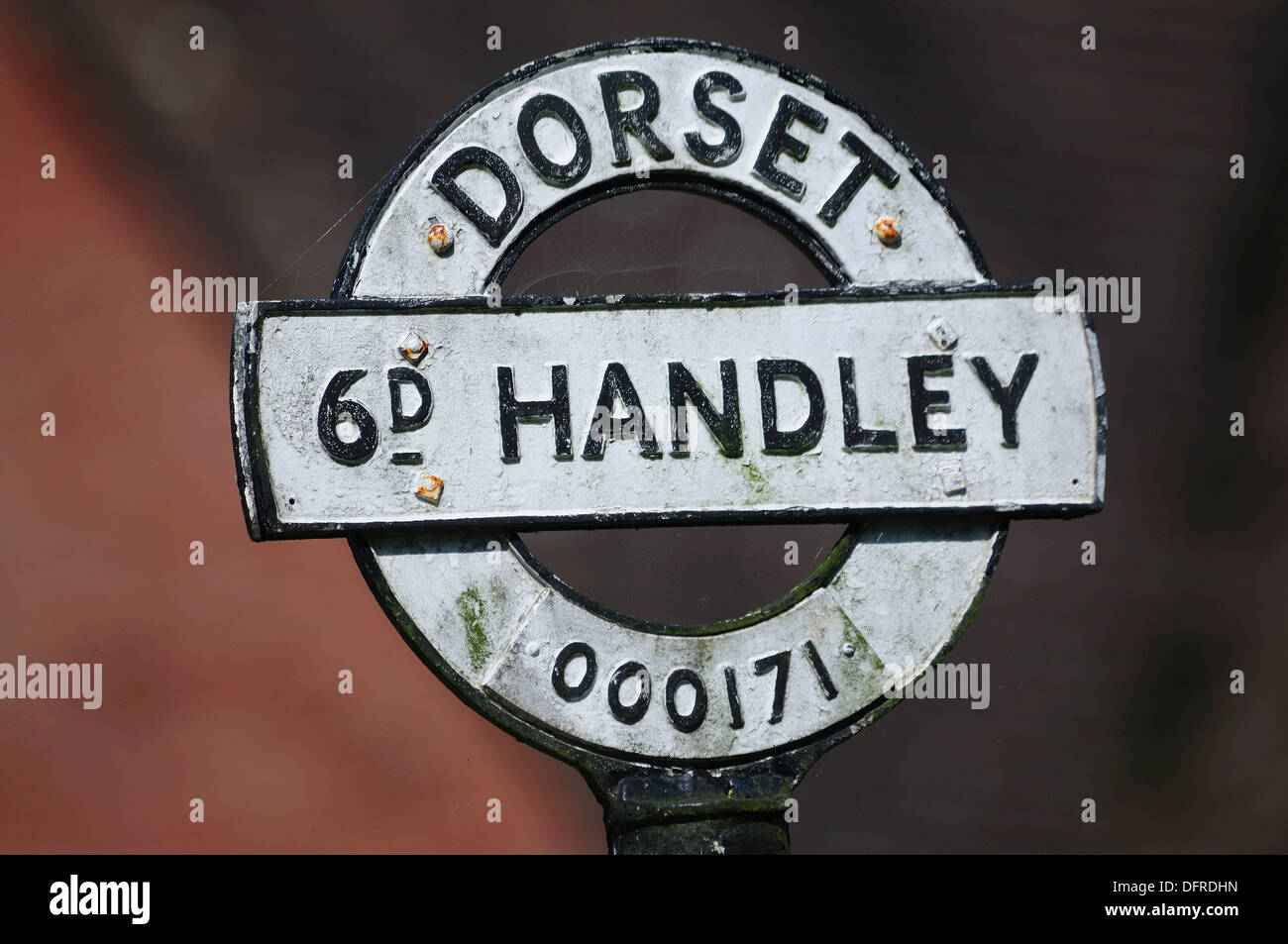 Un tradizionale Dorset fingerpost a Sixpenny Handley con interessanti scritte REGNO UNITO Foto Stock