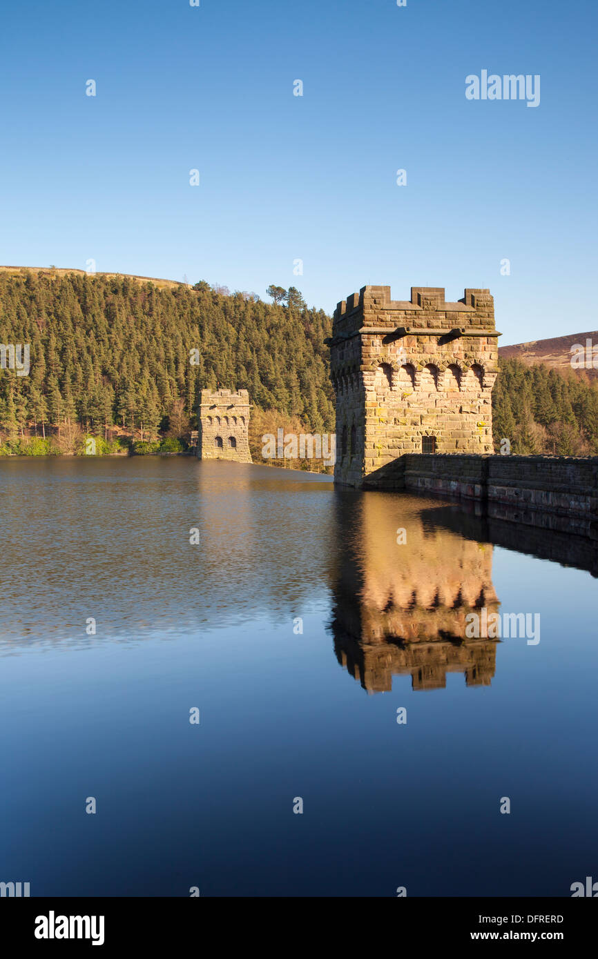 Diga e torri tenendo premuto il Derwent acqua del serbatoio nella parte superiore della valle del Derwent. Foto Stock