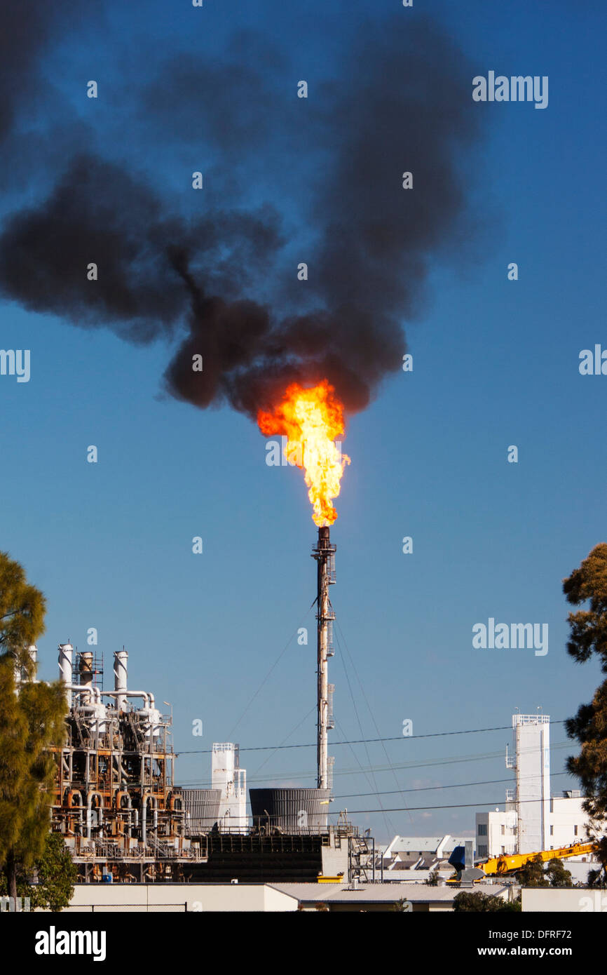 Il gas burn-off in corrispondenza di una raffineria australiana. Foto Stock