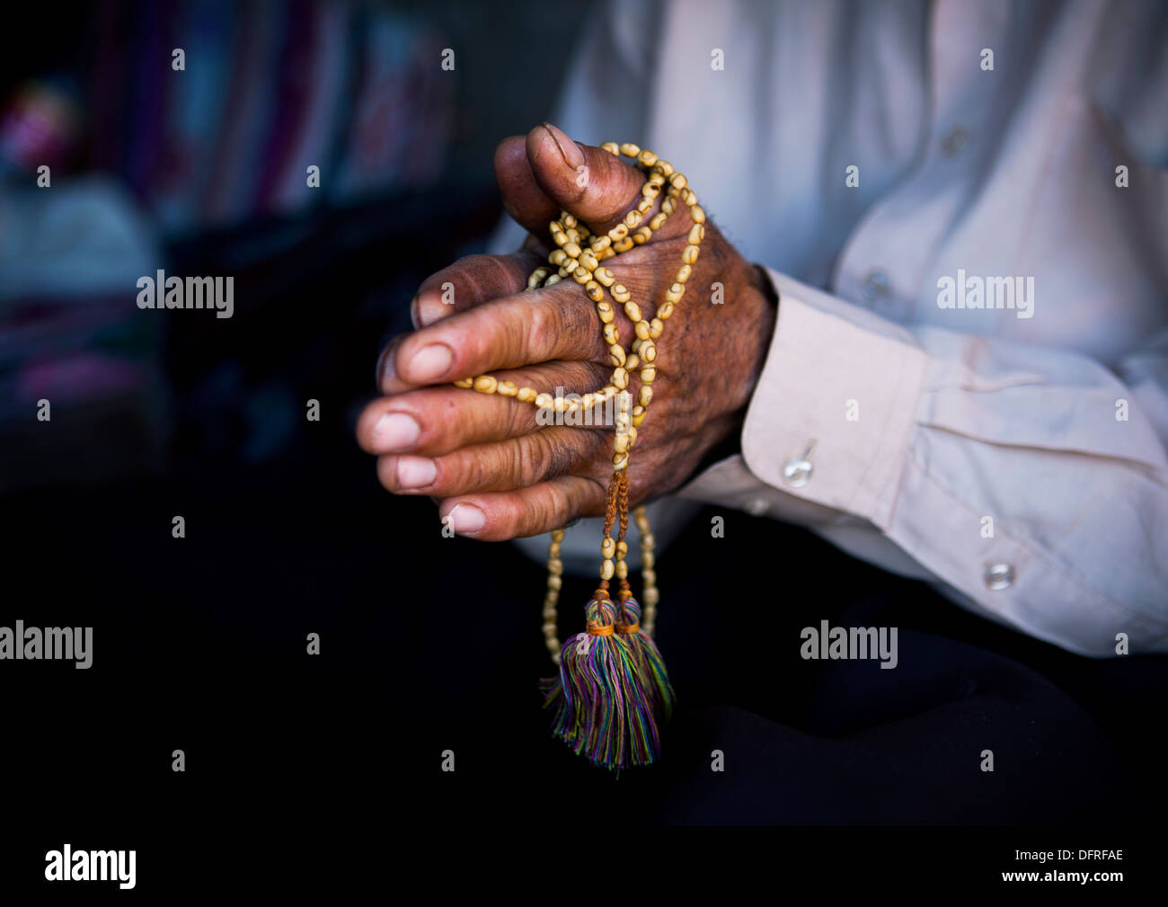 Uomo che prega con una preghiera di perle, Erbil, Kurdistan, Iraq Foto Stock