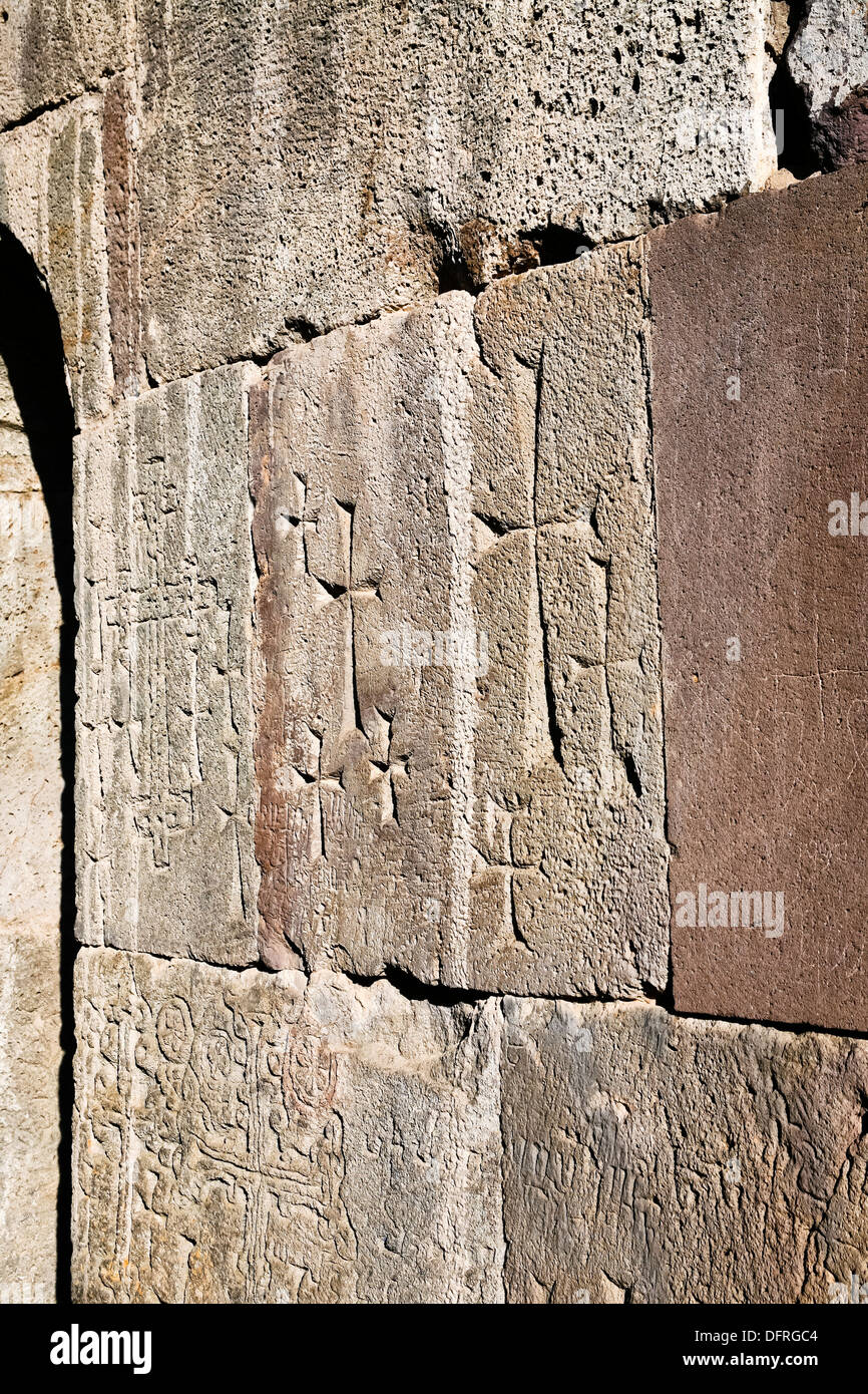 Antica croci scolpiti sulle pareti del medievale monastero di Tatev in Armenia Foto Stock