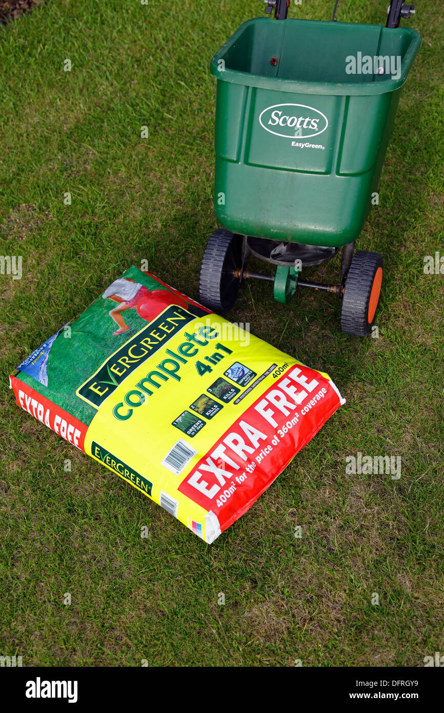 Evergreen completo di 4 in 1 estate di erba e alimentare un Scott's Easygreen spanditore con ruote su un prato, Scotland, Regno Unito Foto Stock