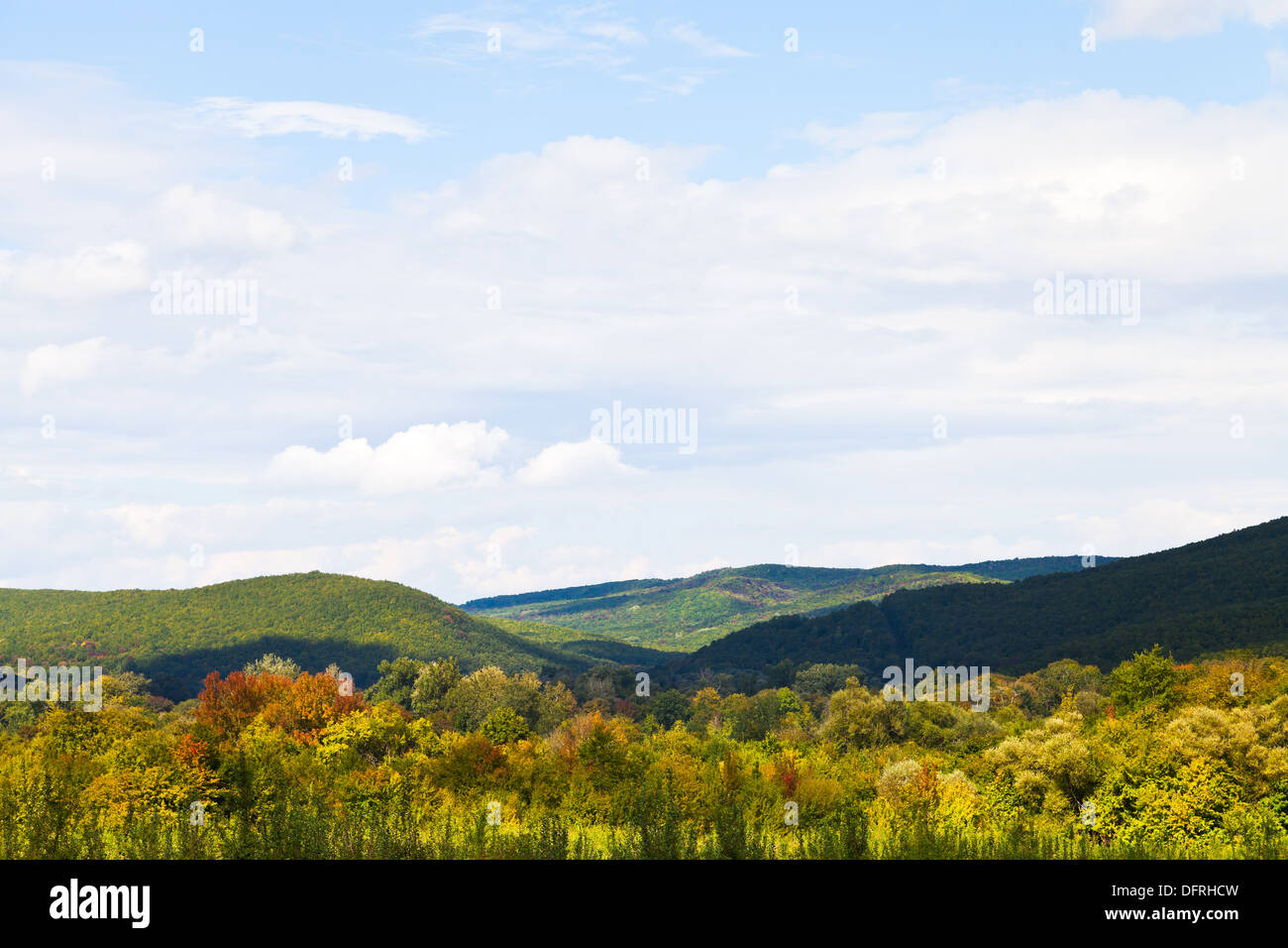 Cielo di basse montagne caucasiche in autunno il giorno Foto Stock