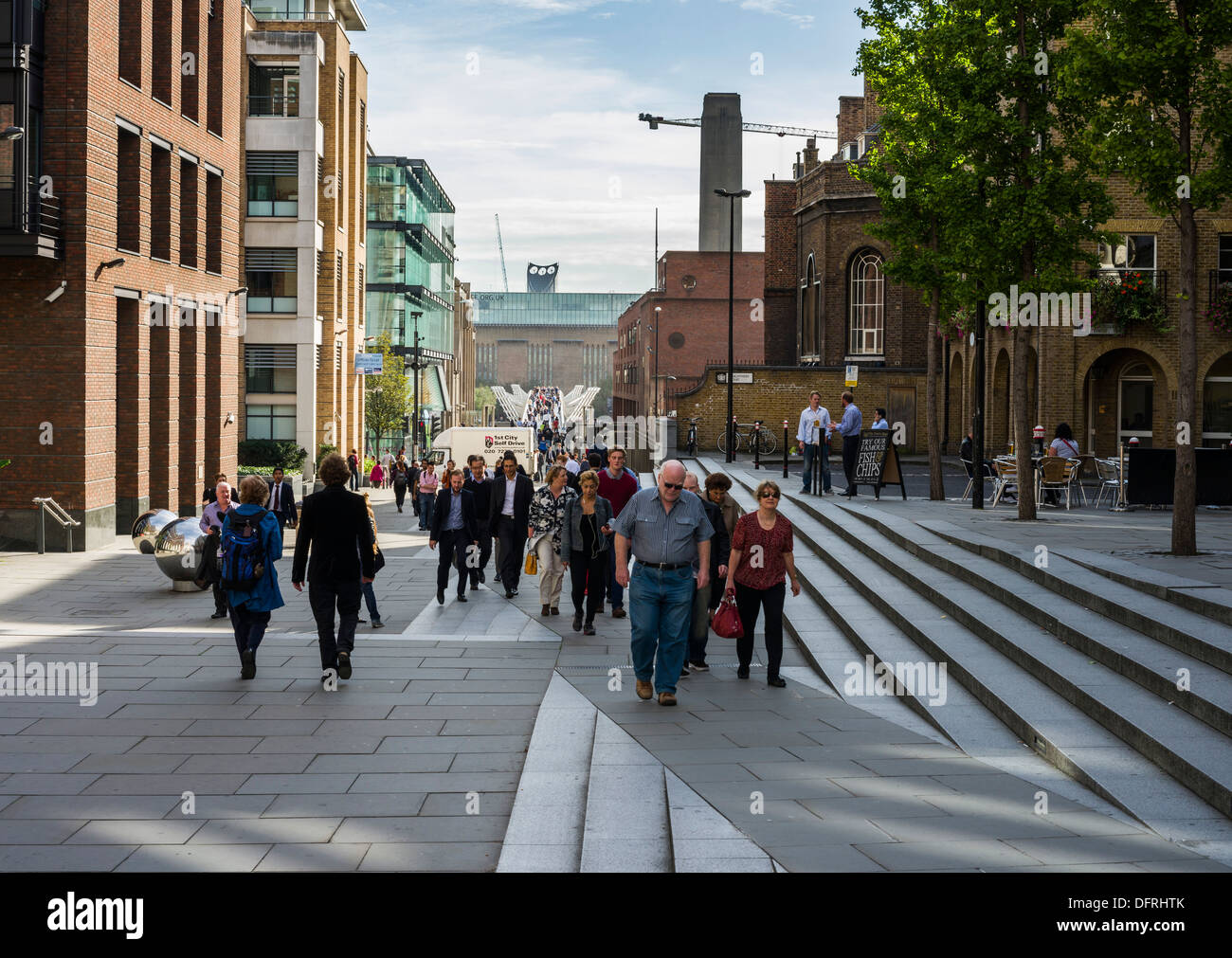 La folla a piedi, Millennium Bridge e la Tate Modern, la città di Londra, Regno Unito Foto Stock