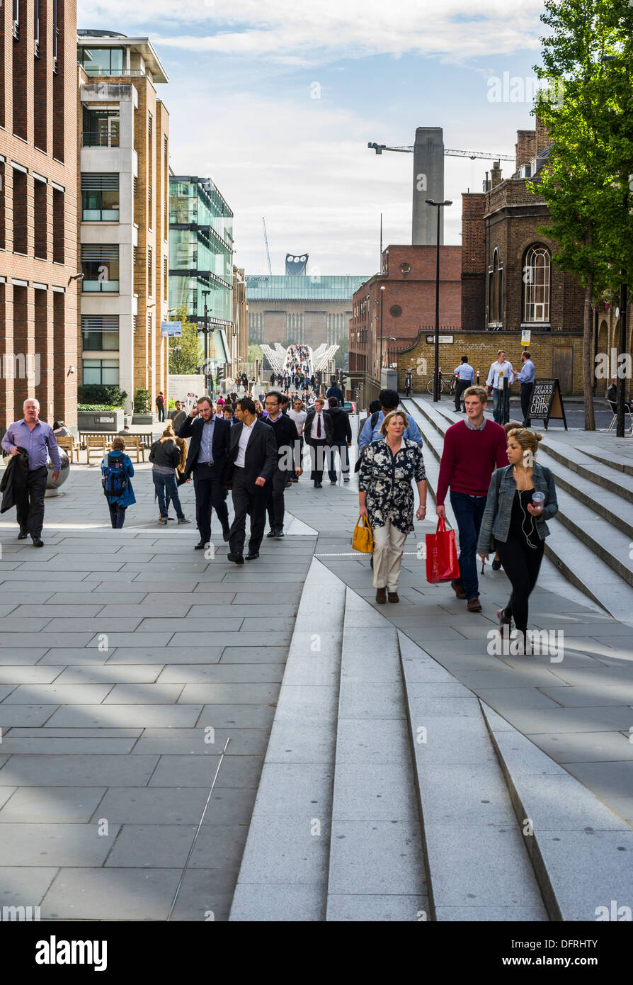 La folla a piedi, Millennium Bridge e la Tate Modern, la città di Londra, Regno Unito Foto Stock