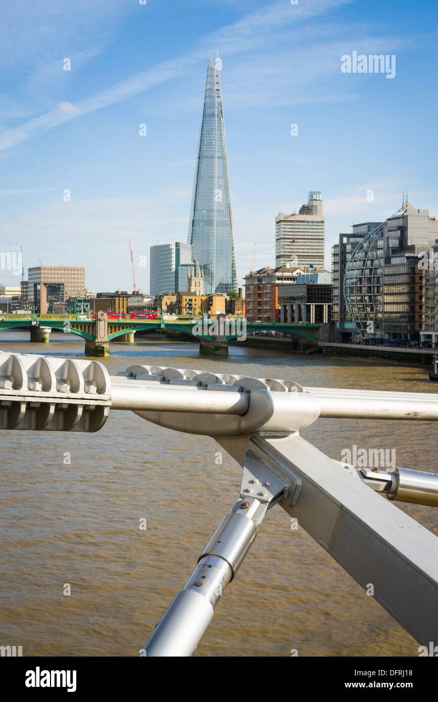 Il grattacielo Shard e il fiume Tamigi formano il Millennium Bridge, città di Londra, Regno Unito Foto Stock