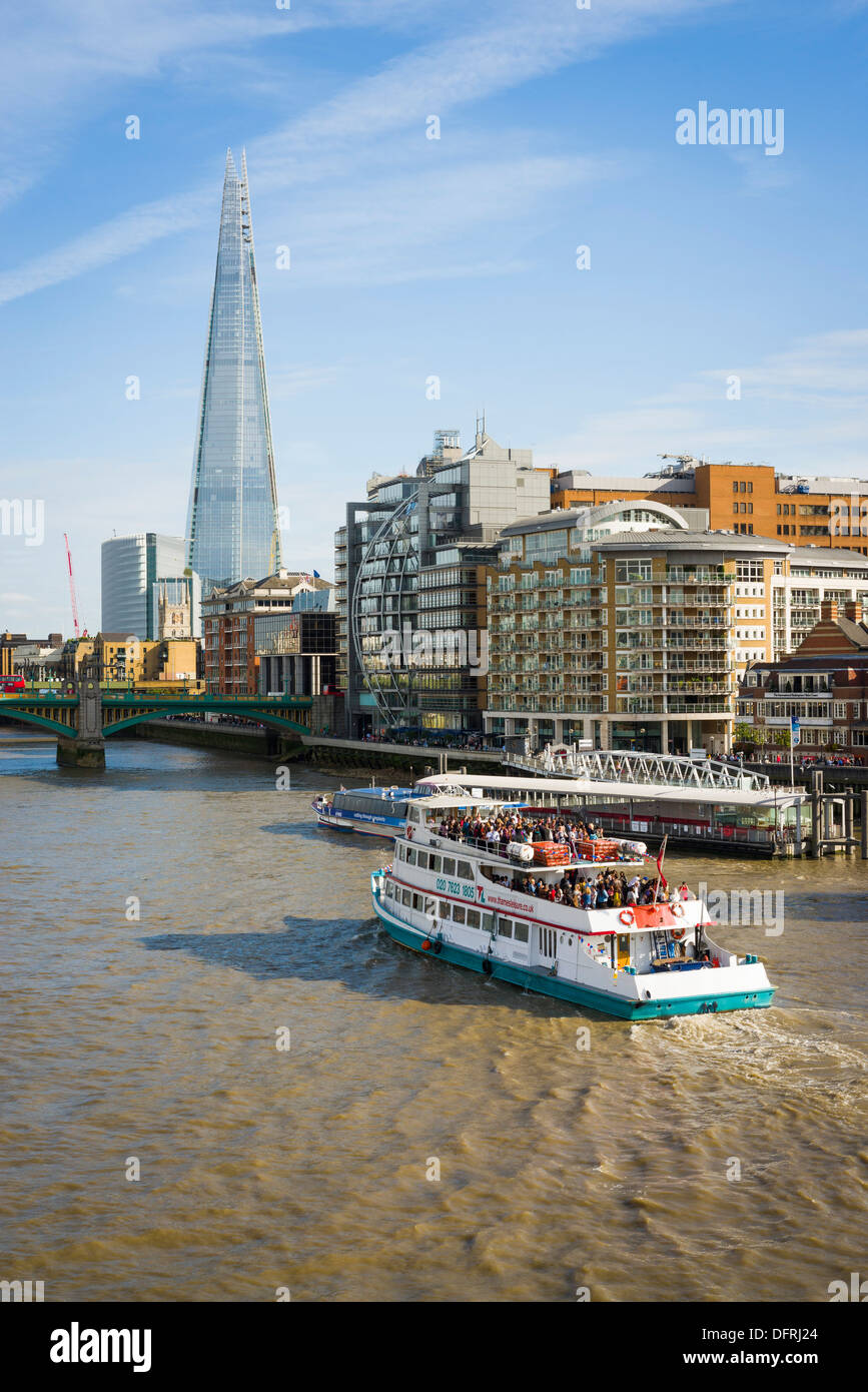 Il grattacielo Shard e il fiume Tamigi formano il Millennium Bridge, città di Londra, Regno Unito Foto Stock