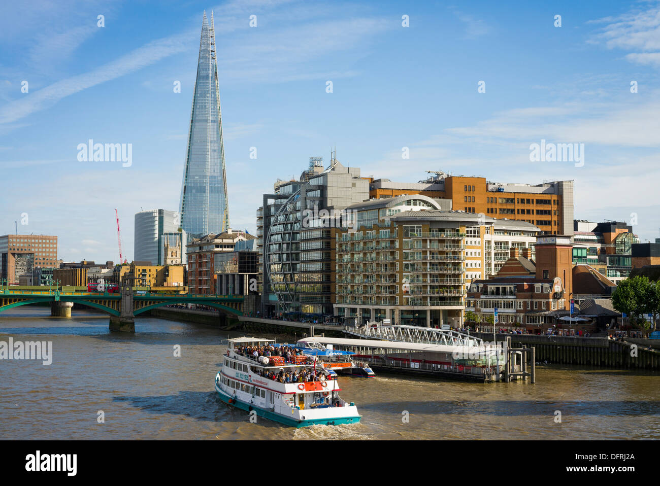 Il grattacielo Shard e il fiume Tamigi formano il Millennium Bridge, città di Londra, Regno Unito Foto Stock