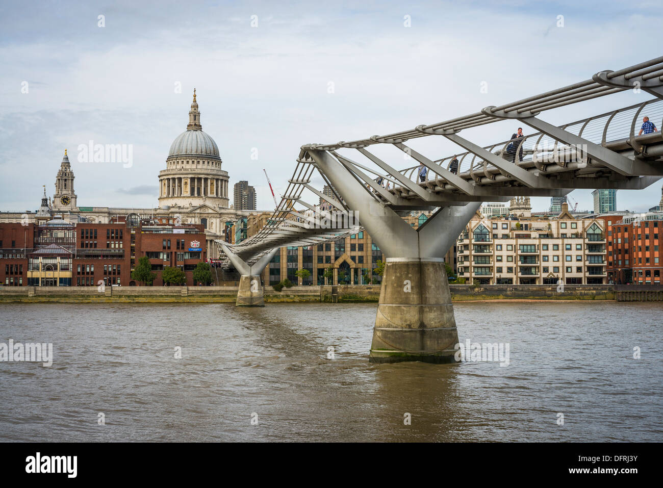 Millennium Bridge e la Cattedrale di San Paolo, il fiume Tamigi e città di Londra, Regno Unito Foto Stock