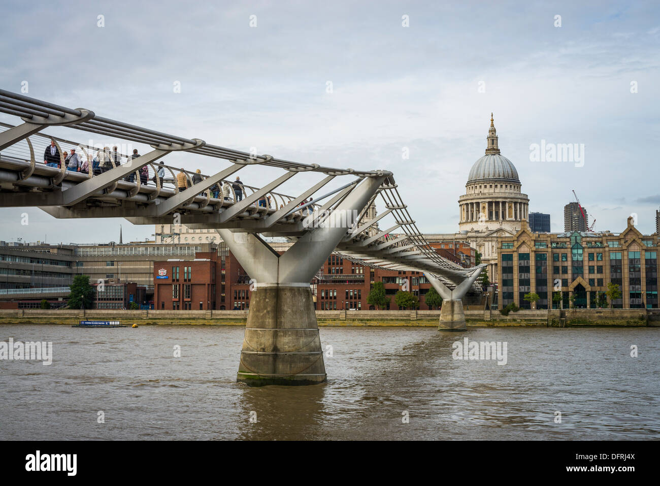 Millennium Bridge e la Cattedrale di San Paolo, il fiume Tamigi e città di Londra, Regno Unito Foto Stock