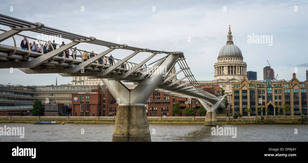 Millennium Bridge e la Cattedrale di San Paolo, il fiume Tamigi e città di Londra, Regno Unito Foto Stock