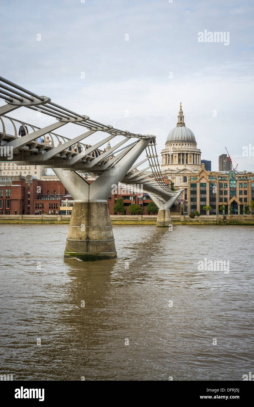 Millennium Bridge e la Cattedrale di San Paolo, il fiume Tamigi e città di Londra, Regno Unito Foto Stock