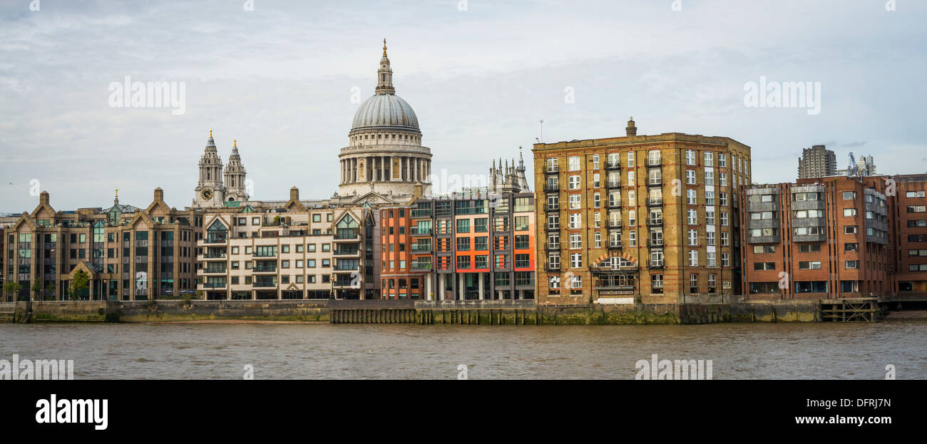 Cattedrale di San Paolo, il fiume Tamigi e città di Londra, Regno Unito Foto Stock