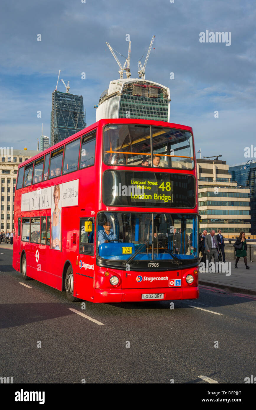 Bus rosso a due piani, 20 Fenchurch Street, Walkie-Talkie Il Leadenhall edificio dal London Bridge, città di Londra, Regno Unito Foto Stock