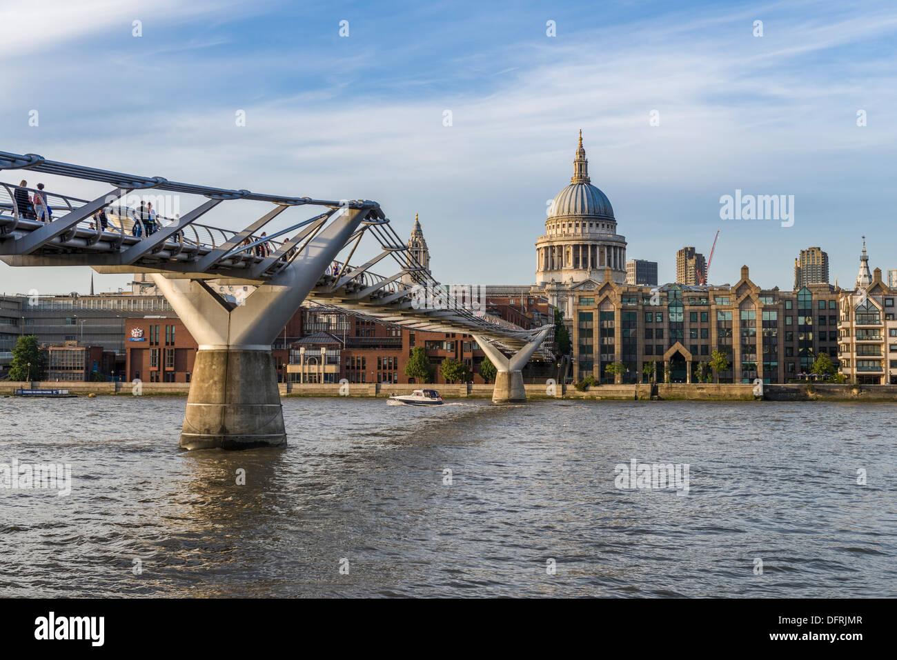 Millennium Bridge e la Cattedrale di San Paolo, il fiume Tamigi e città di Londra, Regno Unito Foto Stock