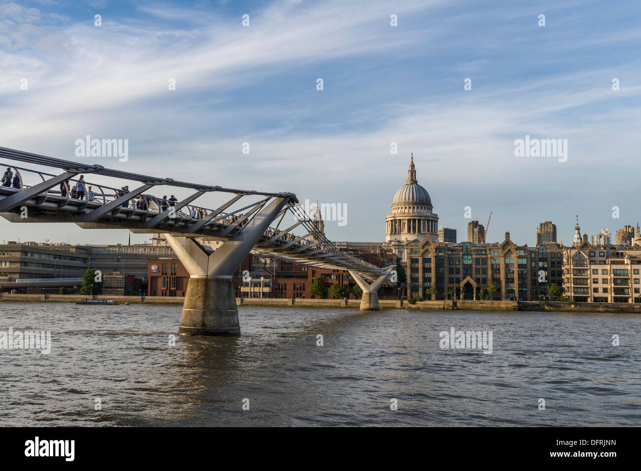 Millennium Bridge e la Cattedrale di San Paolo, il fiume Tamigi e città di Londra, Regno Unito Foto Stock
