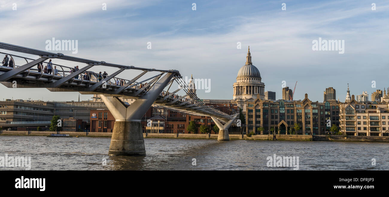 Millennium Bridge e la Cattedrale di San Paolo, il fiume Tamigi e città di Londra, Regno Unito Foto Stock