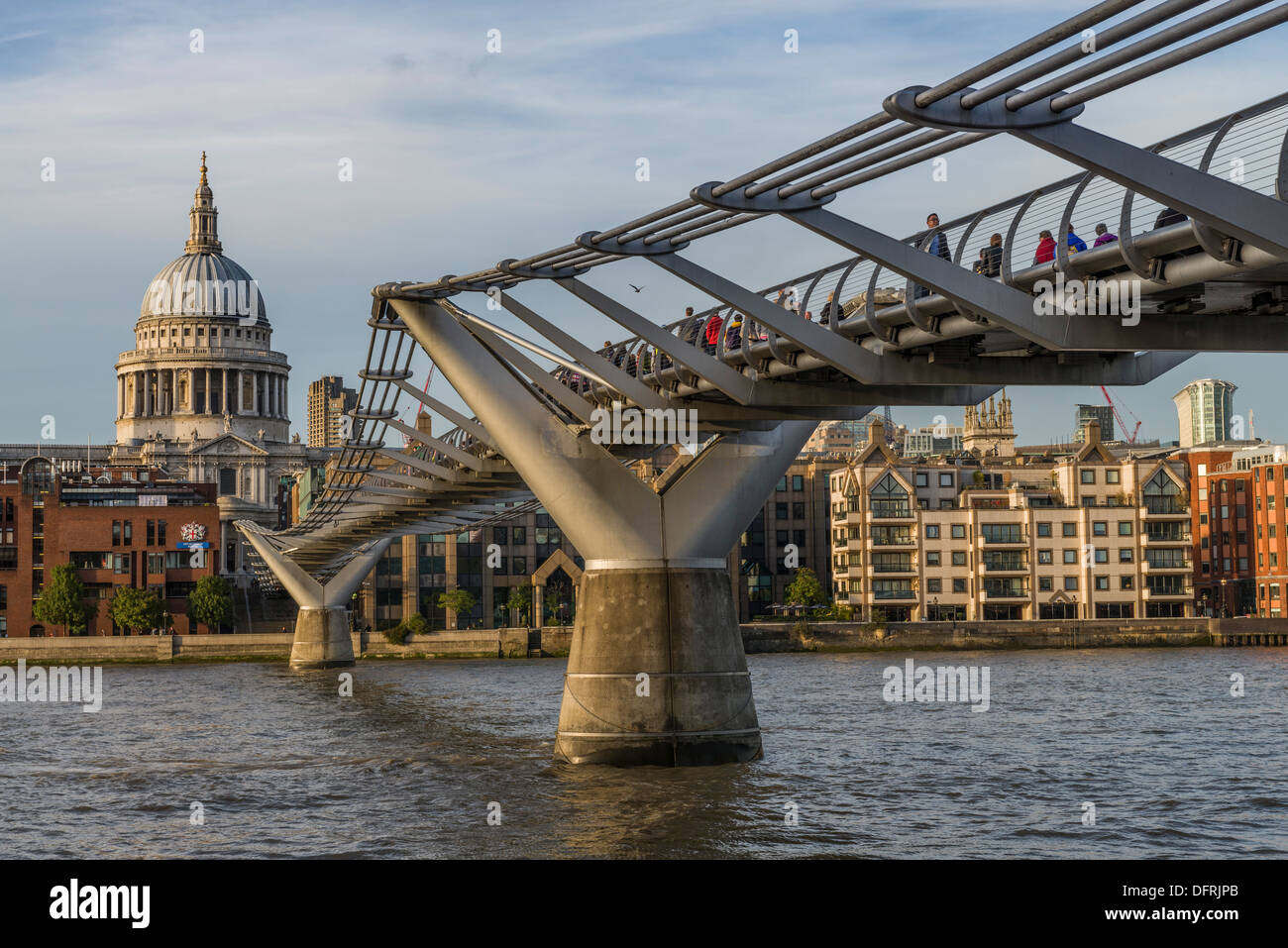 Millennium Bridge e la Cattedrale di San Paolo, il fiume Tamigi e città di Londra, Regno Unito Foto Stock