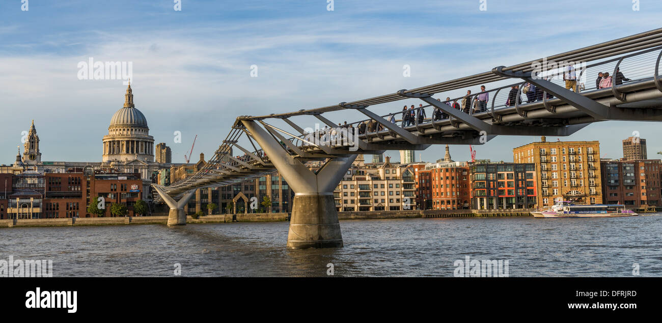 Millennium Bridge e la Cattedrale di San Paolo, il fiume Tamigi e città di Londra, Regno Unito Foto Stock