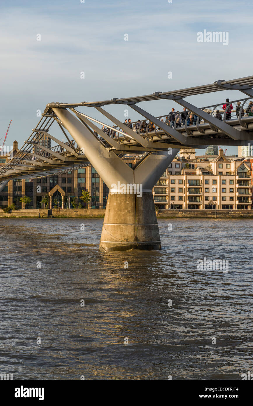 Millennium Bridge e la Cattedrale di San Paolo, il fiume Tamigi e città di Londra, Regno Unito Foto Stock