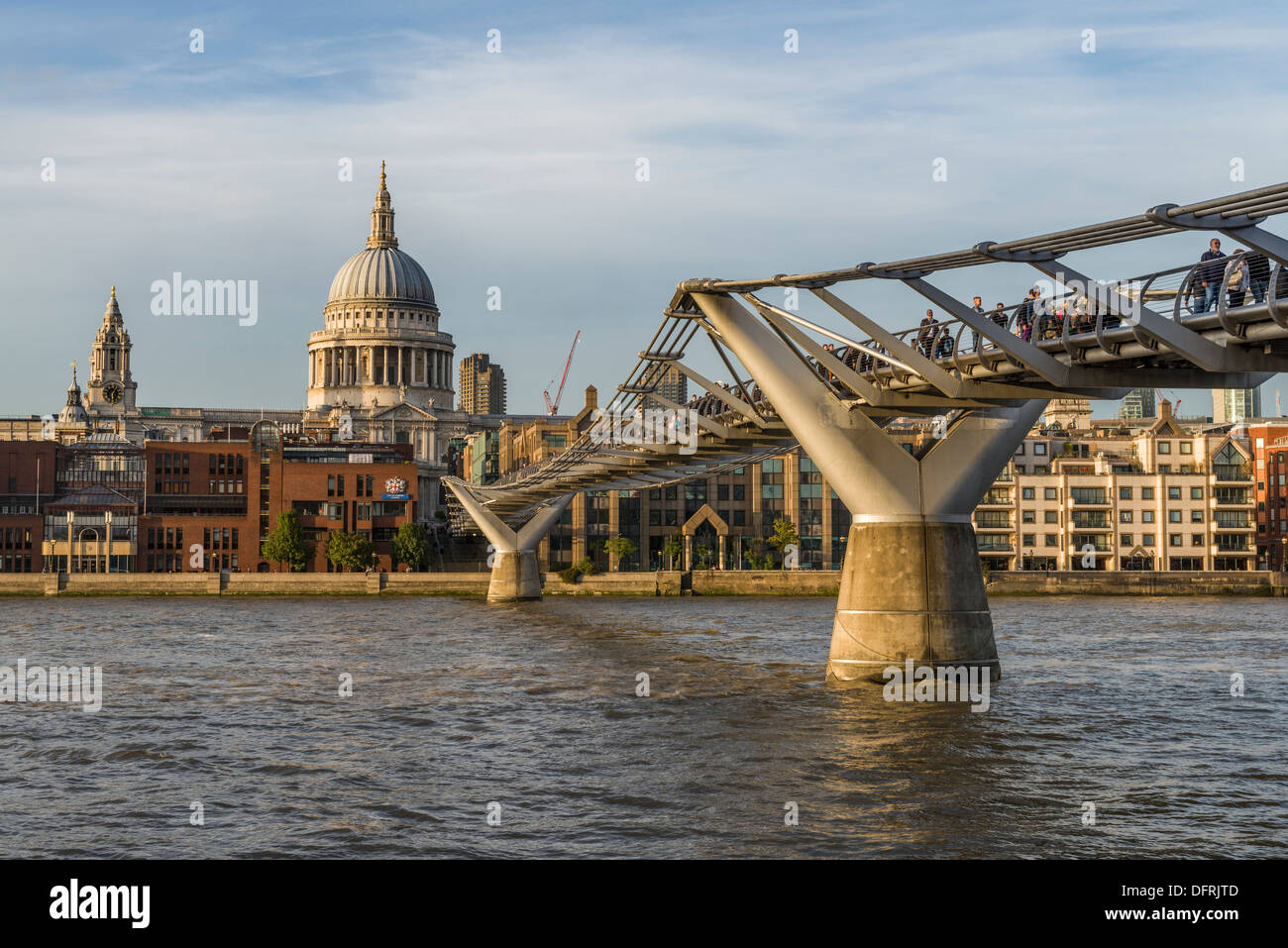 Millennium Bridge e la Cattedrale di San Paolo, il fiume Tamigi e città di Londra, Regno Unito Foto Stock
