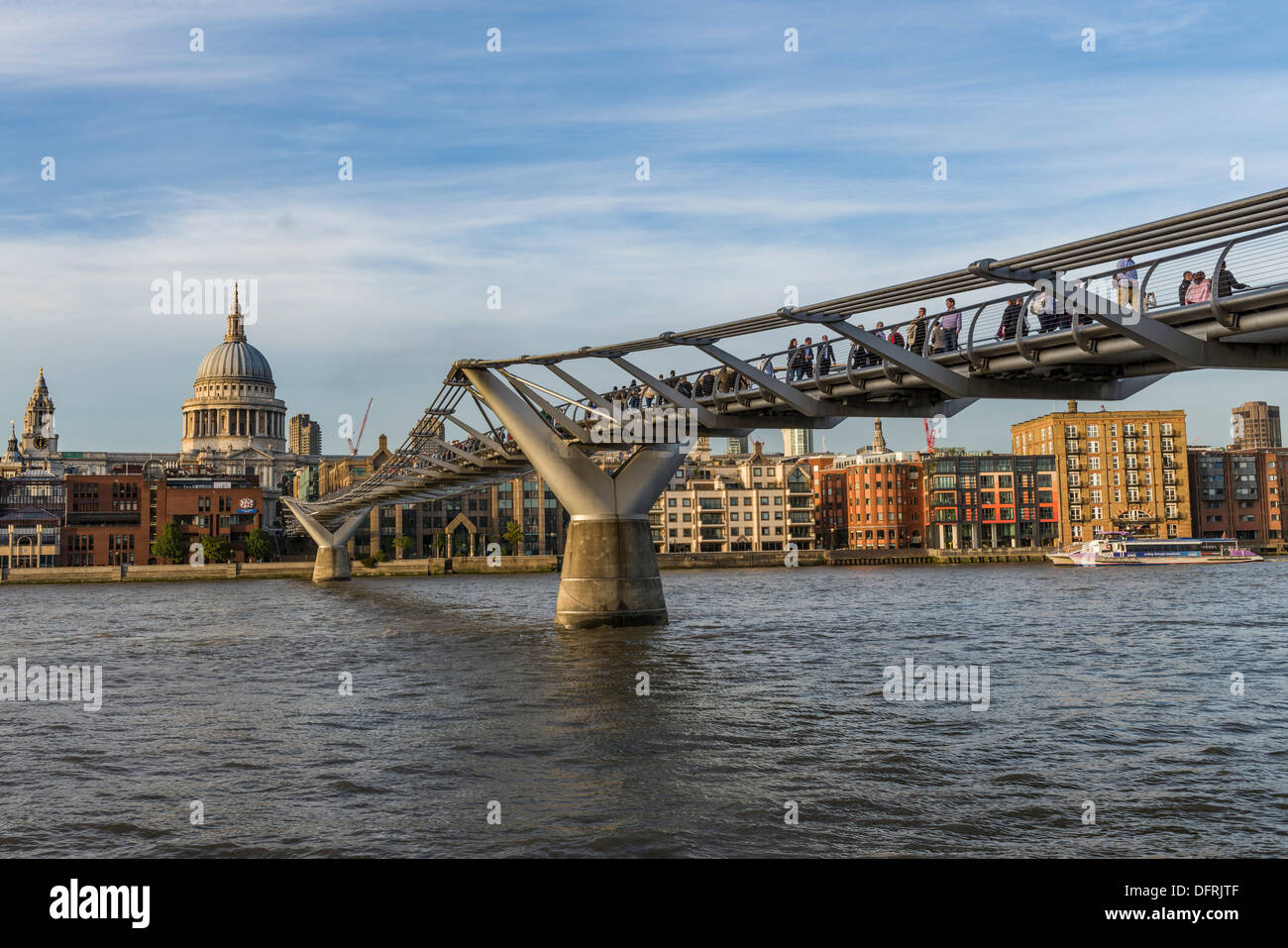 Millennium Bridge e la Cattedrale di San Paolo, il fiume Tamigi e città di Londra, Regno Unito Foto Stock