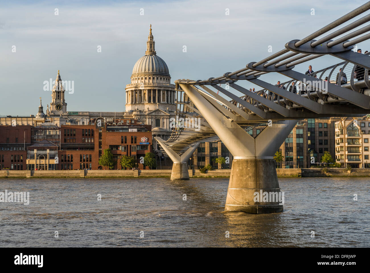 Millennium Bridge e la Cattedrale di San Paolo, il fiume Tamigi e città di Londra, Regno Unito Foto Stock