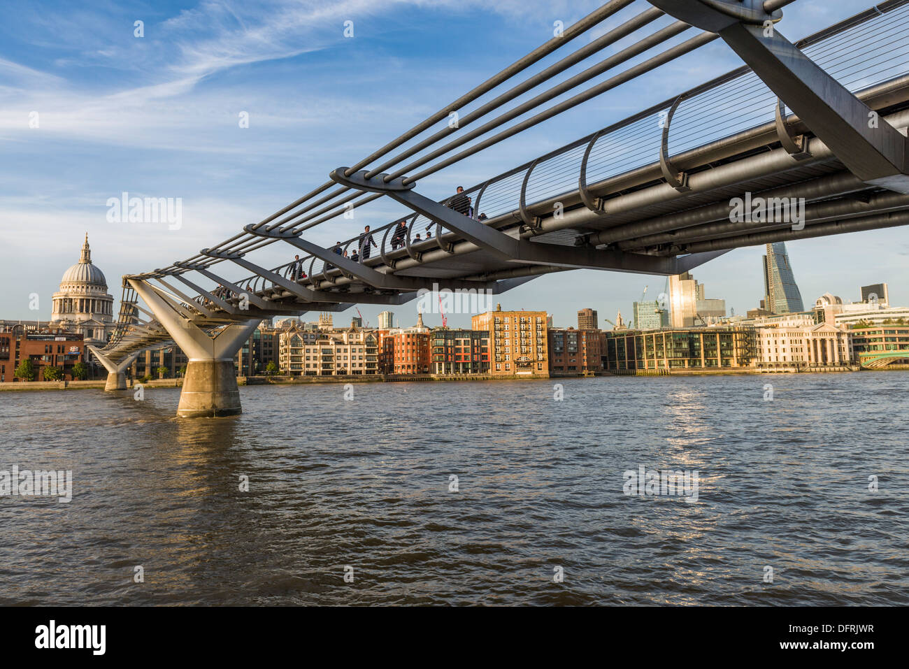 Millennium Bridge e la Cattedrale di San Paolo, il fiume Tamigi e città di Londra, Regno Unito Foto Stock