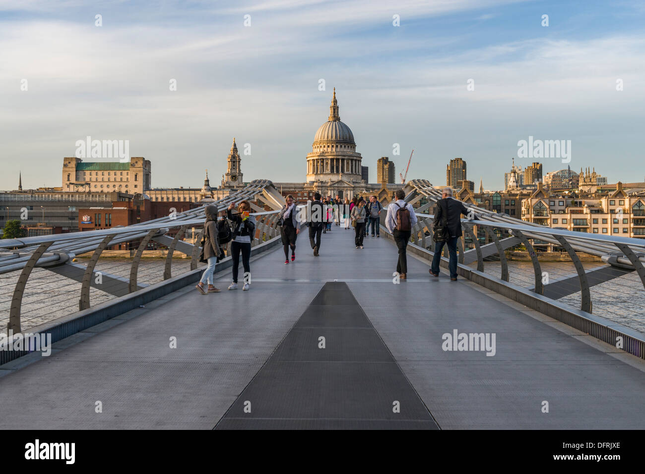 Millennium Bridge e la Cattedrale di San Paolo, il fiume Tamigi e città di Londra, Regno Unito Foto Stock