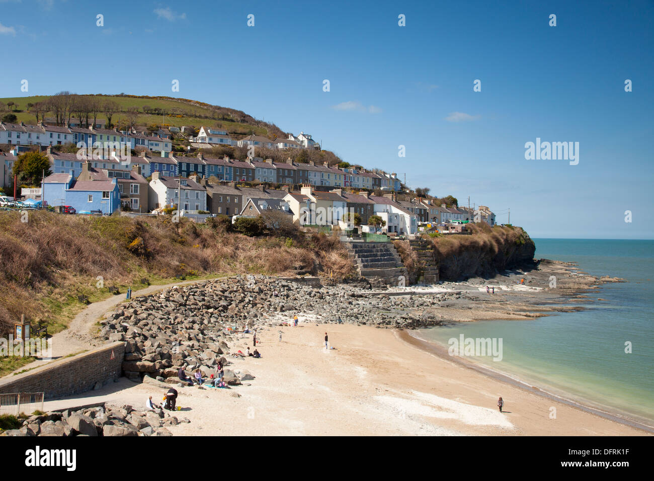 Vista della spiaggia e della città di Cei Newydd New Quay Galles Foto Stock