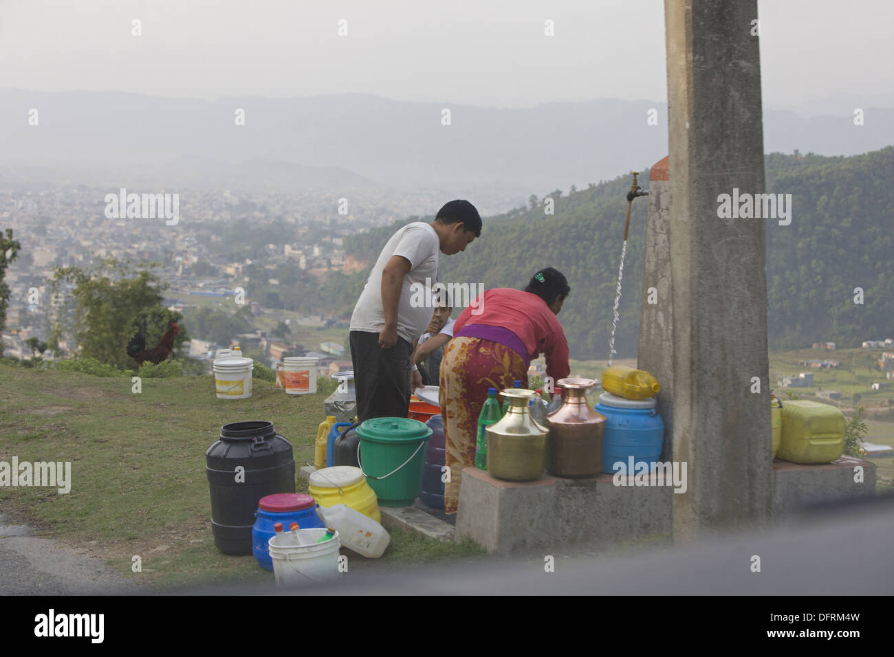 Persone riempimento e lo stoccaggio di acqua di rubinetto. Foto Stock