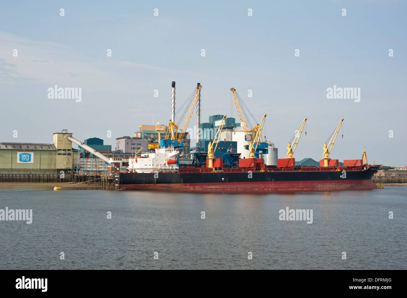 Vista di Tate & Lyle di Canning Town raffineria di zucchero di impianto, da Woolwich, Londra, Regno Unito. Foto Stock