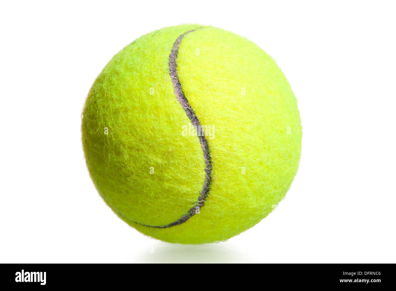 Close-up shot giallo palla da tennis su sfondo bianco Foto Stock