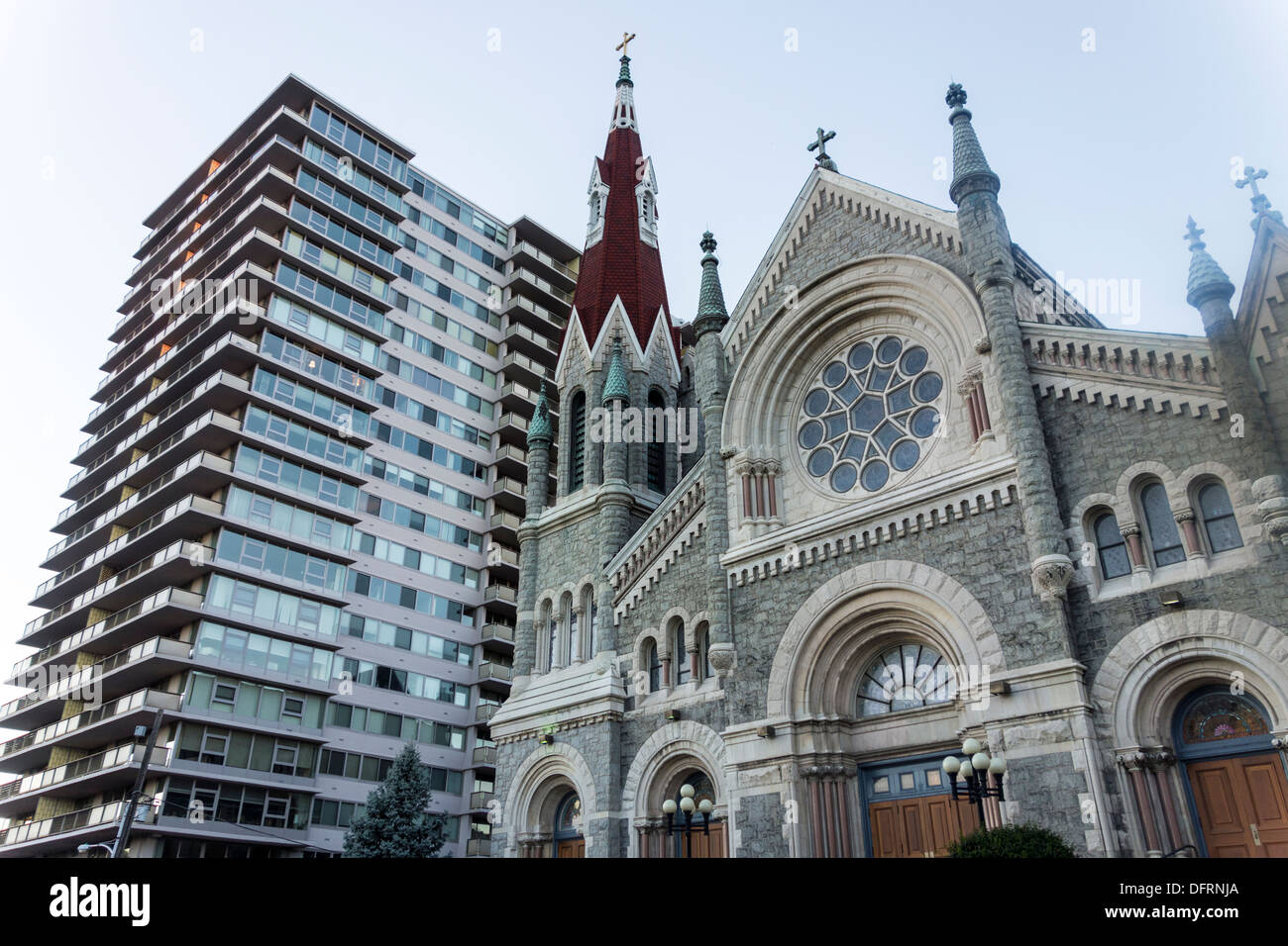 Chiesa di San Francesco Saverio, Green Street e appartamento edificio, N 24th Street, Philadelphia, Pennsylvania, STATI UNITI D'AMERICA Foto Stock