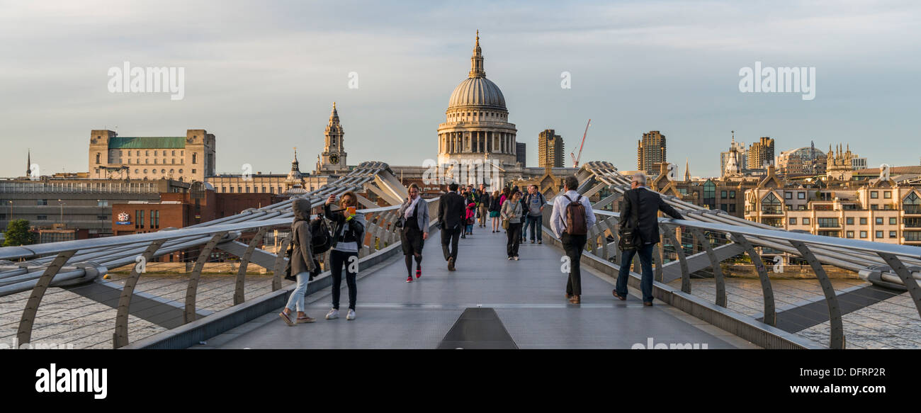 Millennium Bridge e la Cattedrale di San Paolo, il fiume Tamigi e città di Londra, Regno Unito Foto Stock