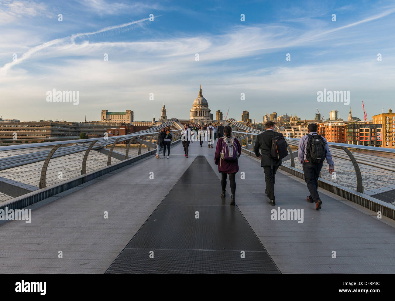 Millennium Bridge e la Cattedrale di San Paolo, il fiume Tamigi e città di Londra, Regno Unito Foto Stock