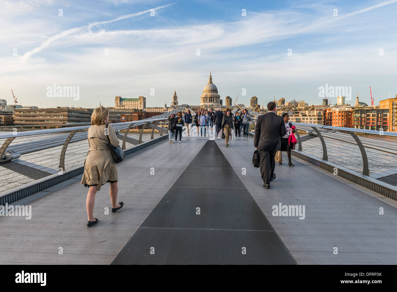 Millennium Bridge e la Cattedrale di San Paolo, il fiume Tamigi e città di Londra, Regno Unito Foto Stock