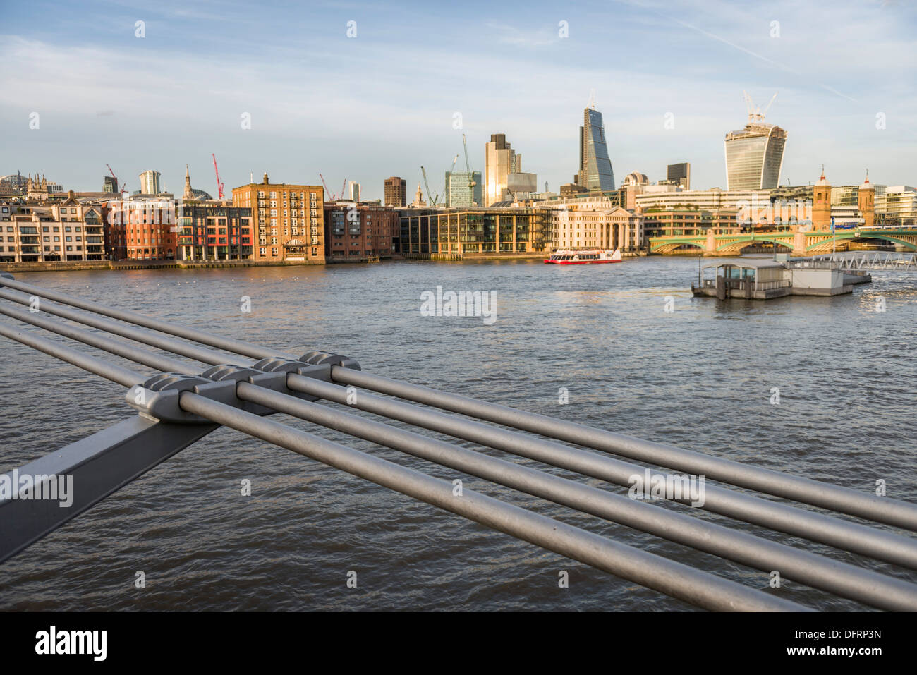 20 Fenchurch Street, Walkie-Talkie Il Leadenhall Building, dal Millennium Bridge oltre il Tamigi, City of London Foto Stock