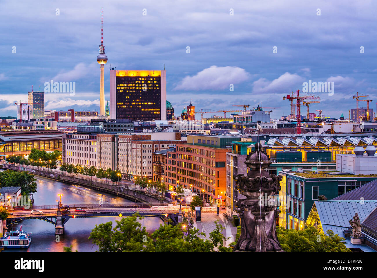 Berlino, Germania visto da sopra il fiume Sprea. Foto Stock