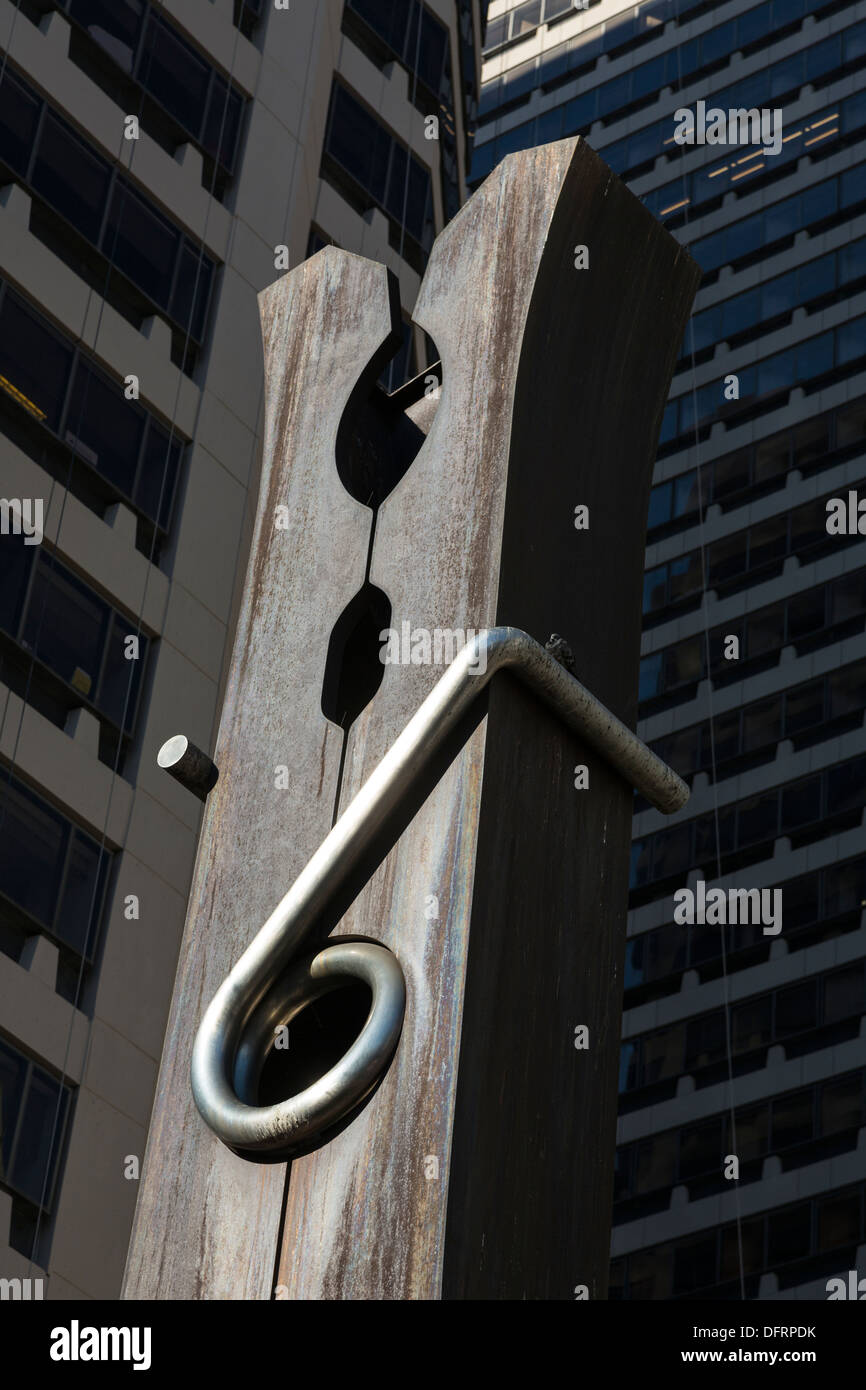 Dettaglio, Clothespin scultura in acciaio, di Claes Oldenburg, piazza centrale, 1500 Market Street, Philadelphia. Foto Stock