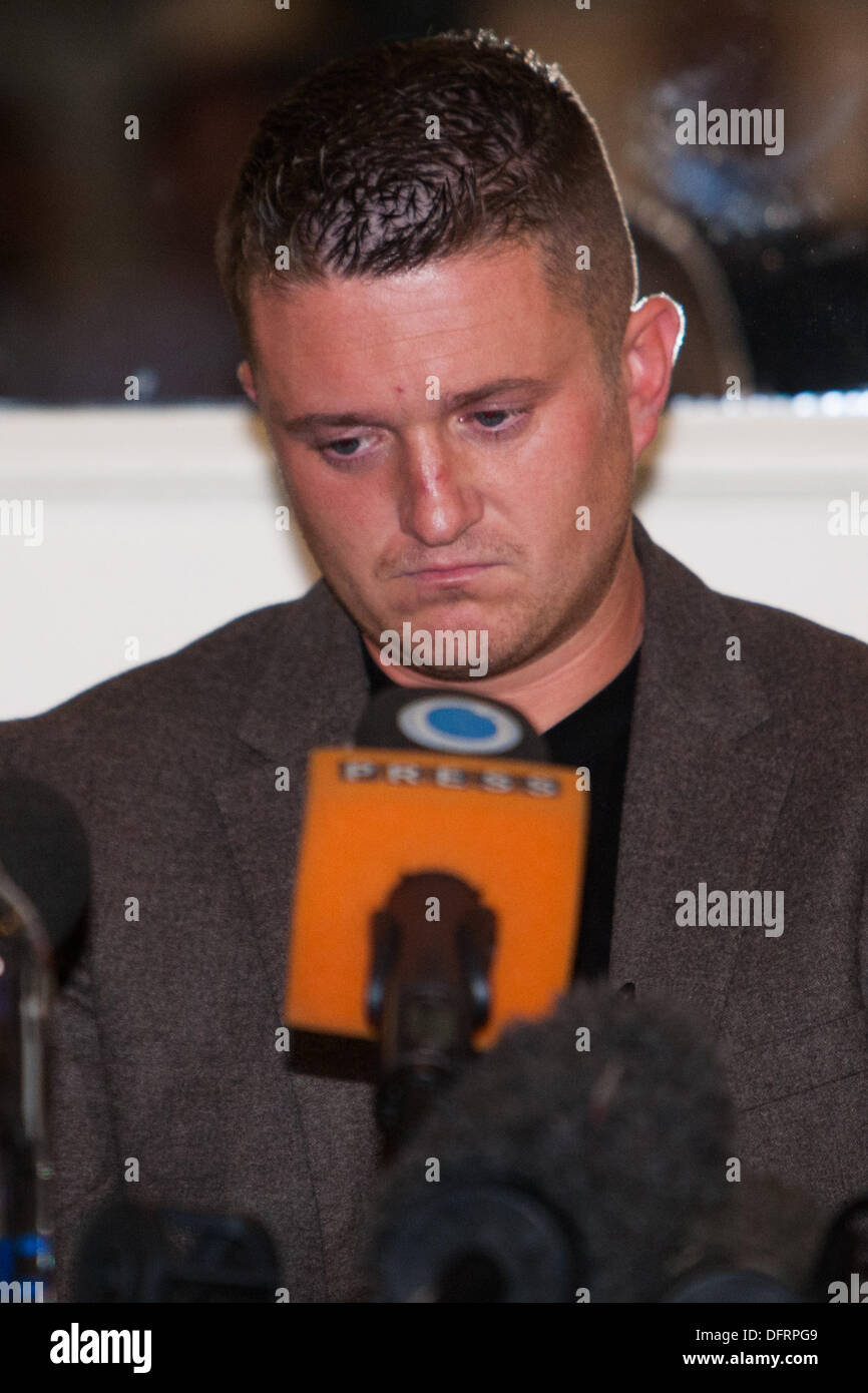 Londra, Regno Unito. 08 ott 2013. Stephen Yaxley-Lennon, alias Tommy Robinson fondatore e leader della anti-gruppo islamista, la difesa inglese League (EDL), annunciare la decisione di lasciare il gruppo alla conferenza stampa. Londra, UK 2013-10-08 Credito: martyn wheatley/Alamy Live News Foto Stock