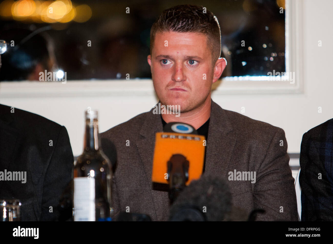 Londra, Regno Unito. 08 ott 2013. Stephen Yaxley-Lennon, alias Tommy Robinson fondatore e leader della anti-gruppo islamista, la difesa inglese League (EDL), annunciare la decisione di lasciare il gruppo alla conferenza stampa. Londra, UK 2013-10-08 Credito: martyn wheatley/Alamy Live News Foto Stock