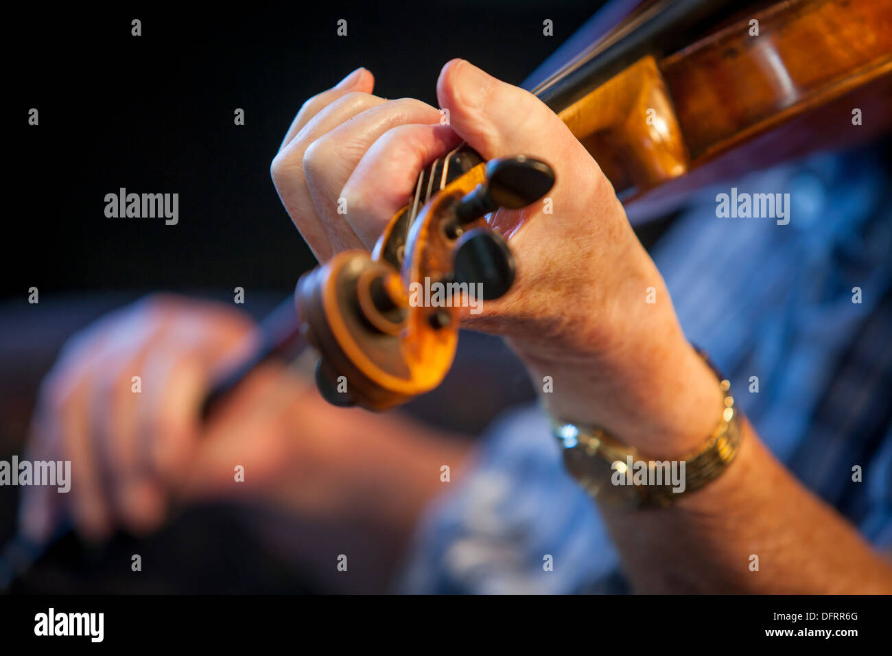 Primo piano di uomo anziano riproduzione di un violino Foto Stock