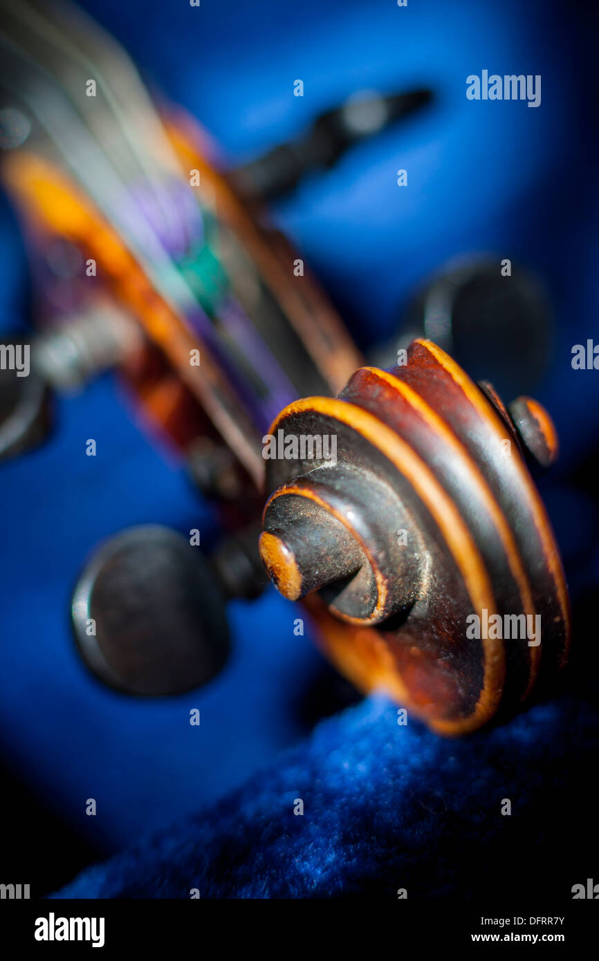Vista dettagliata del vecchio violino nella sua custodia Foto Stock